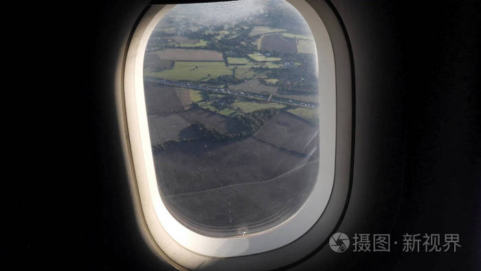 飞机从飞机窗口起飞的视角