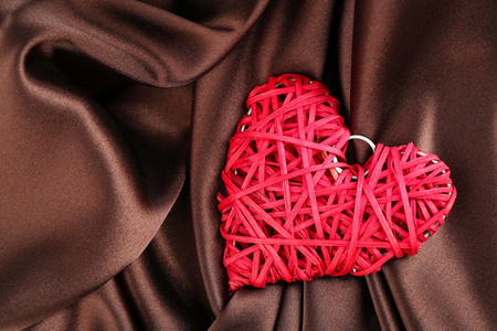 红色的心，对织物背景
