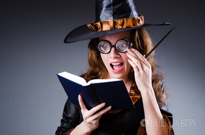 在可怕的万圣节概念巫婆