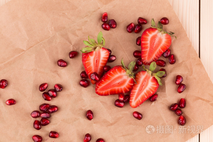 一半的草莓和石榴的种子