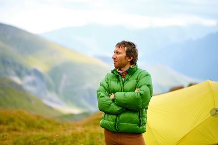 在山的登山者