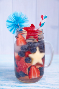 鸡尾酒与草莓 蓝莓和苹果