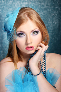 美丽与魅力的年轻女子肖像组成，在蓝色背景