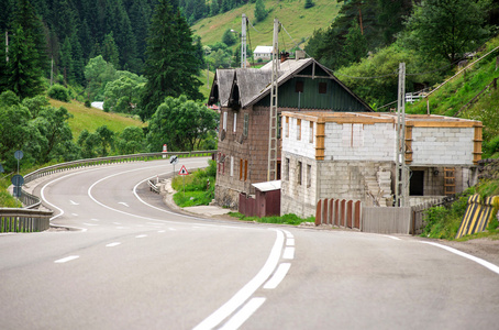 沥青路面蜿蜒穿过花山丘在罗马尼亚