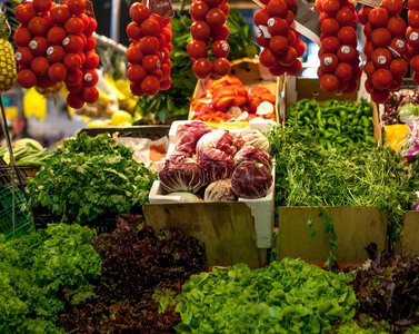 在蔬菜市场出售绿色植物。当地农场西班牙巴塞罗那的博克利亚市场