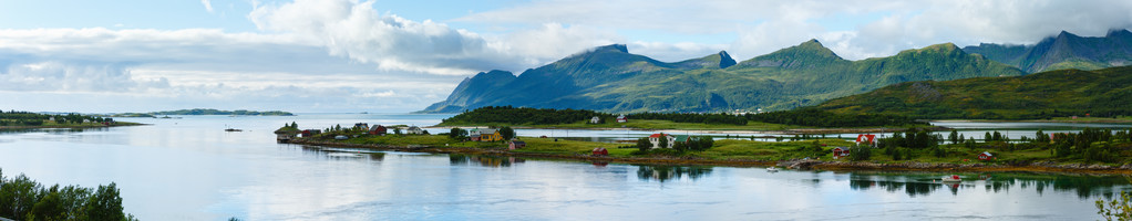 海洋夏季海岸全景（挪威洛福登）。