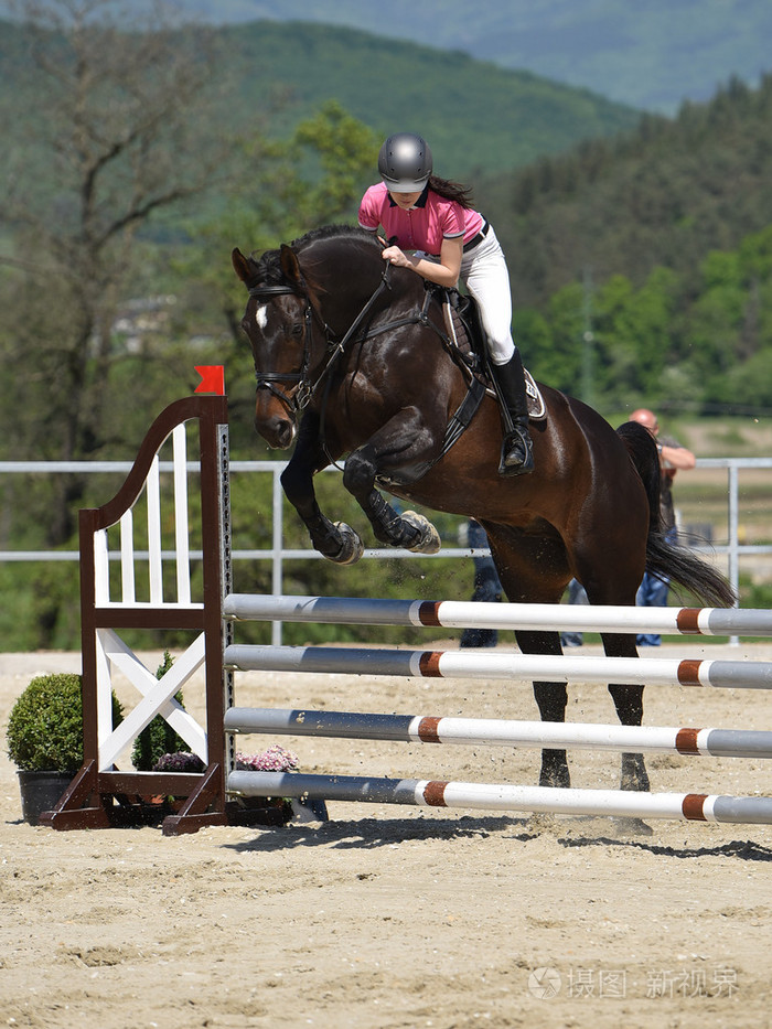 骑着一匹马的女人