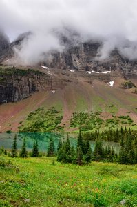 风景优美的高山草甸和高山湖观