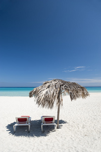 沙滩椅和 Palapa 巴拉德罗古巴