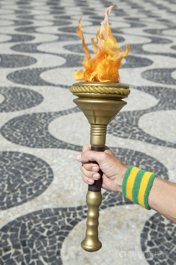 手拿着火炬科帕卡瓦纳在里约热内卢