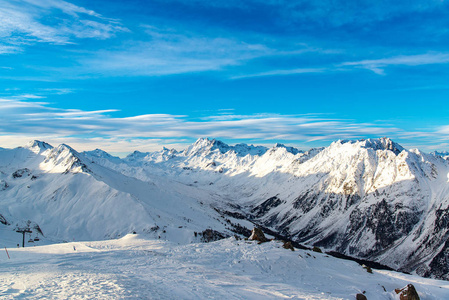 阿尔卑斯山的全景在晚上在 Ischgl 的滑雪胜地, 奥地利