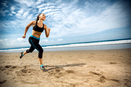 运动的女人在海边跑