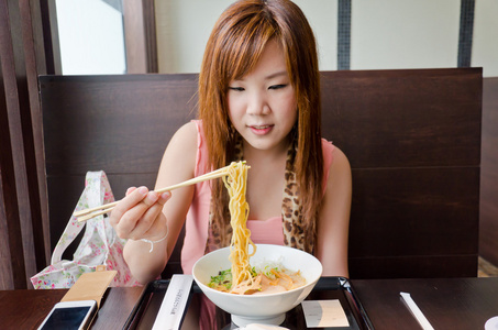 日本拉面拉面传统美食亚洲美食背景丈夫拉面纱日本人拉面面条采用汤