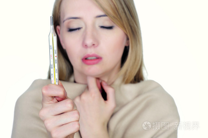 手持温度计的温度高的女人