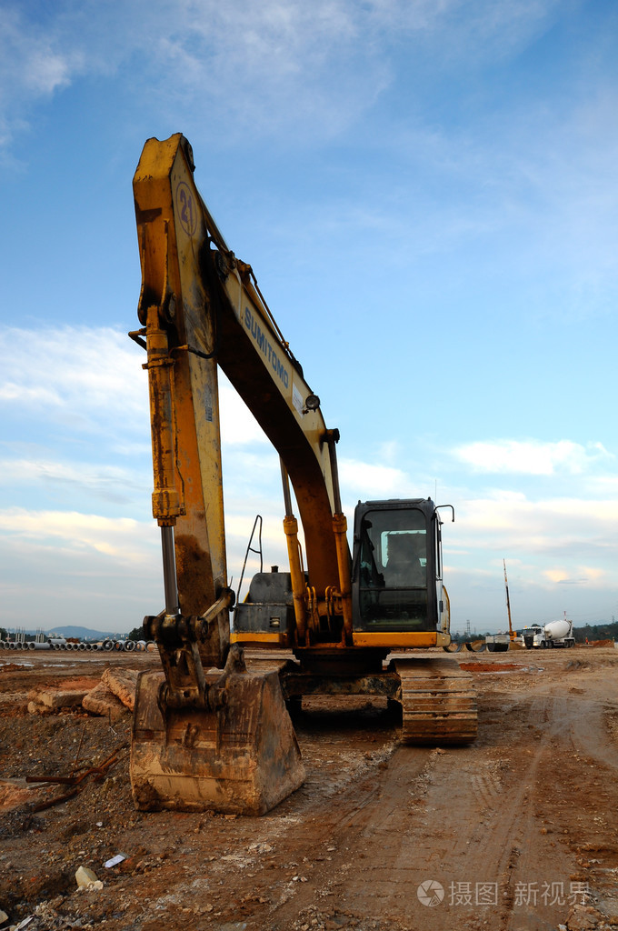 挖掘机机用于施工现场的土方工程