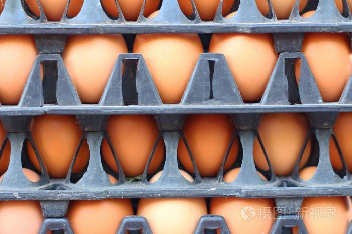 鸡蛋在市场上的托盘上