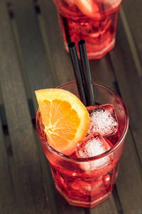 spritz 开胃酒 aperol 鸡尾酒与橙片和冰块