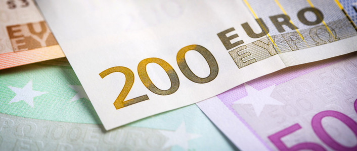 欧元纸币和硬币的特写