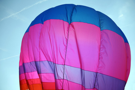 大型彩色热气球飞翔在天空