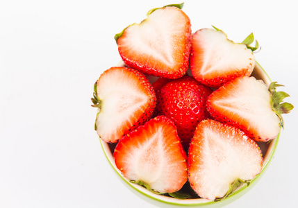 碗与孤立在白色背景上的草莓