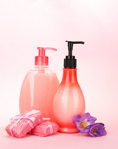 粉红色的背景上的液体和手工肥皂