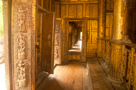 在 Shwenandaw Monastery 在曼德勒，缅甸木雕