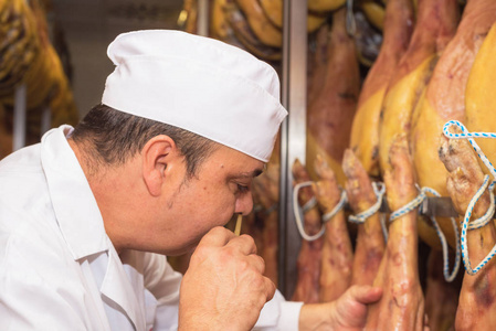 人控制西班牙 jamon 的固化。食品行业概念