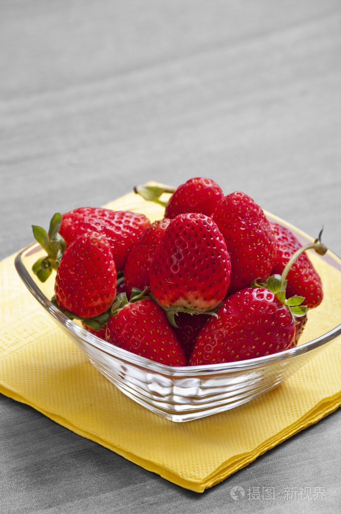 在一个碗中的新鲜草莓