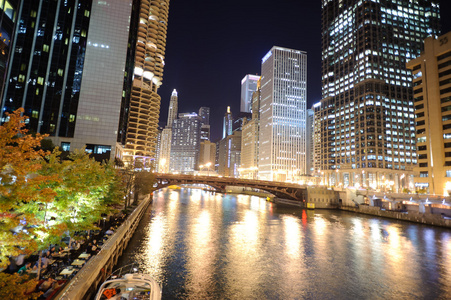 芝加哥市中心在晚上