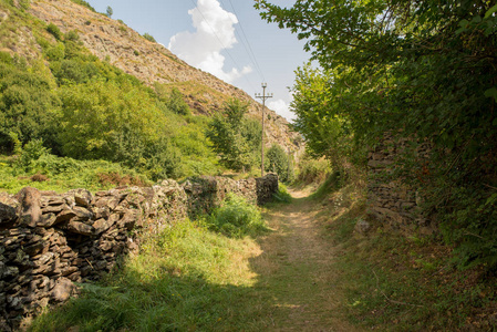 西班牙嫂子山谷中的山路