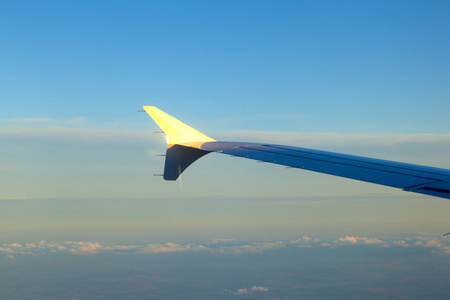 飞机在天空中的翼照片