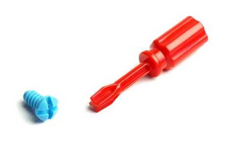 玩具塑料螺丝刀和一个白色的背景上的螺丝