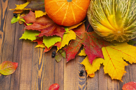 感恩节背景。秋季蔬菜, 浆果和叶子在木板上。感恩的概念