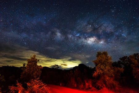 银河星系与恒星和空间尘埃在宇宙中, 长速度曝光。泰国美卫生部南邦