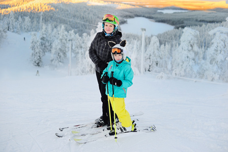 快乐的女孩，在滑雪护目镜和与她的母亲
