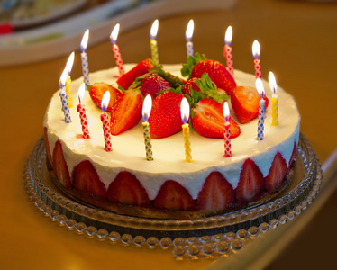 草莓生日蛋糕的蜡烛