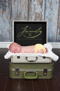 新生婴儿小男孩躺在手提箱里