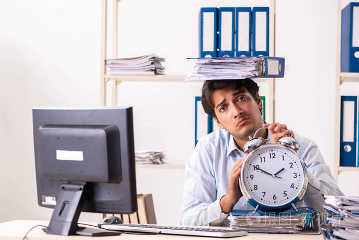 超负荷的忙碌的员工, 工作和文件过多照片-正版商用图片0bibkr-摄图新