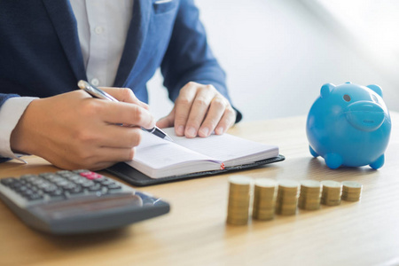 企业会计人手工作堆叠币计算器,计算,财务投资规划与储蓄理念照片