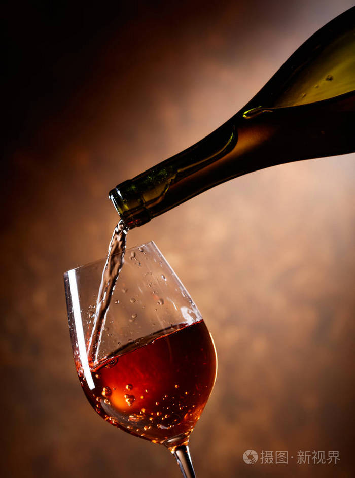 从瓶子里倒出一杯白葡萄酒文本的复制空间