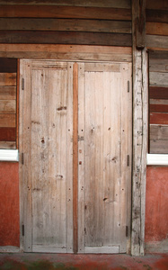 老木的门和木板墙