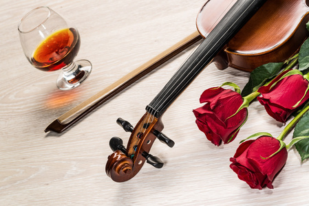小提琴 玫瑰 glass 香槟和音乐书籍