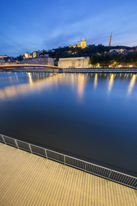 垂直视图的索恩河在里昂之夜