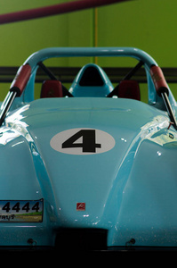 在博物馆展览的五颜六色的赛车。在公园博物馆的泰国王子汽车