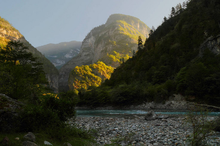 日出在山河