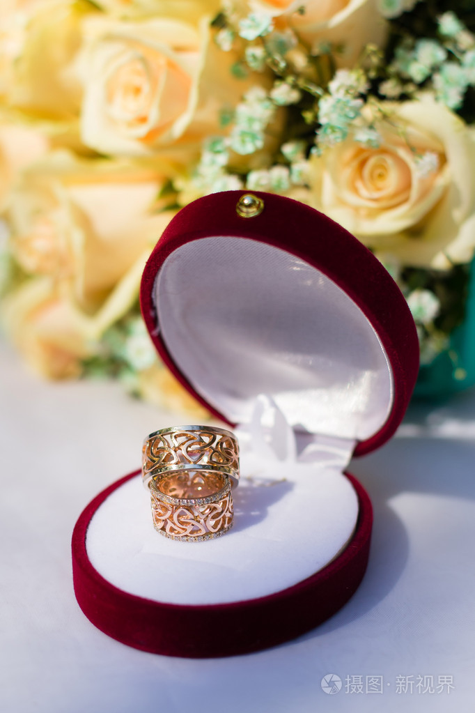 在一个盒子里的雕刻图案的两个结婚戒指