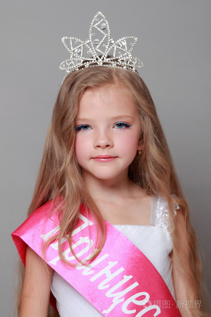 漂亮的小女孩,用长长的金发,在白色公主裙, 红丝带及乌克兰语的单词"