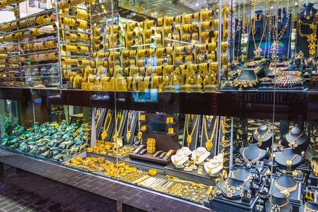 人名金店在显示在一家首饰店黄金装饰照片