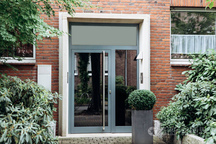 在住宅楼入口处的玻璃门视图