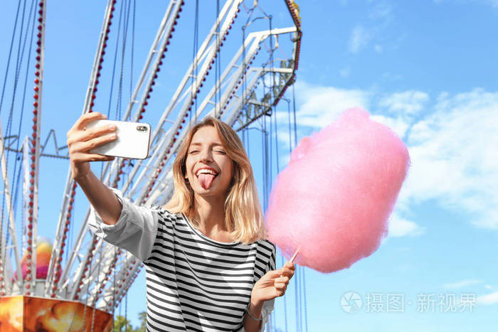照片 人物 自拍带棉花糖的美女在游乐园里.jpg